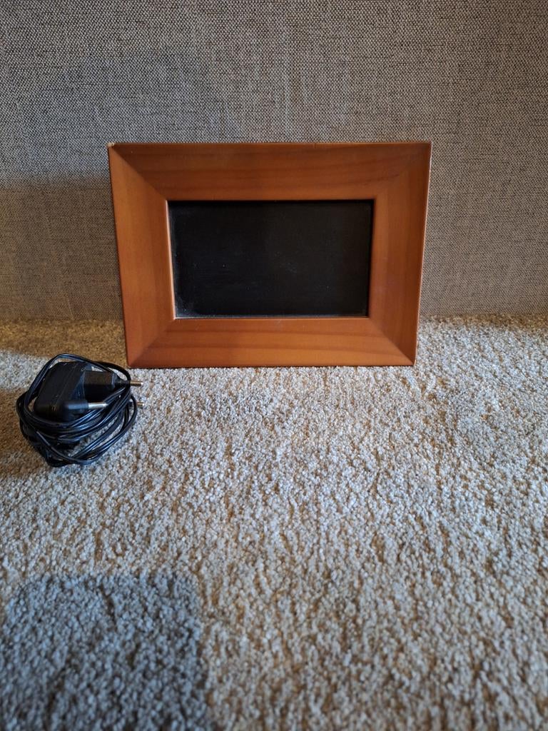 Digitale fotolijst met houten frame en adapter, Audio, Tv en Foto, Fotografie | Digitale fotolijsten, Ophalen of Verzenden, Gebruikt