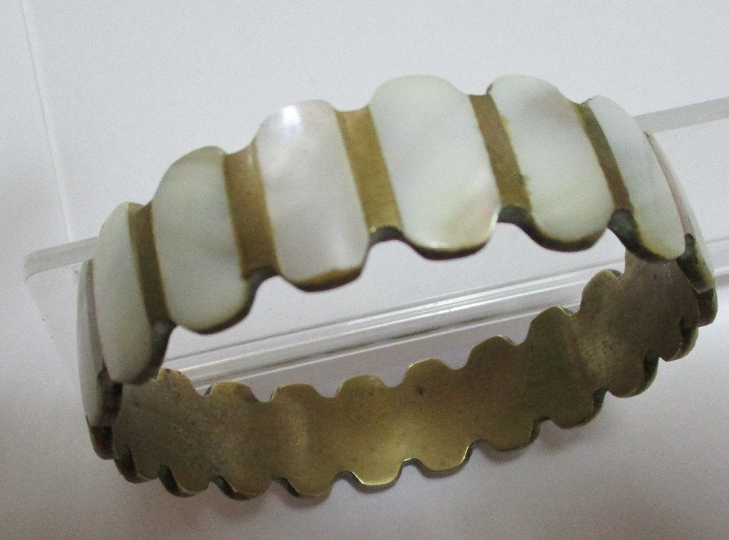 AP06: Wit Parelmoer -Elegant- Br: 1,8cm. -binnenmaat 6,8 cm., Verzenden, Nieuw, Wit, Overige materialen