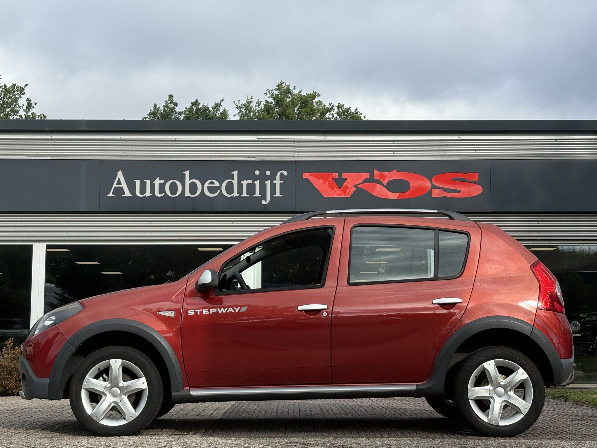Dacia Sandero 1.6 Stepway | Trekhaak | All Season | Distribu, Auto's, Dealer onderhouden, Stof, 4 cilinders, 1070 kg