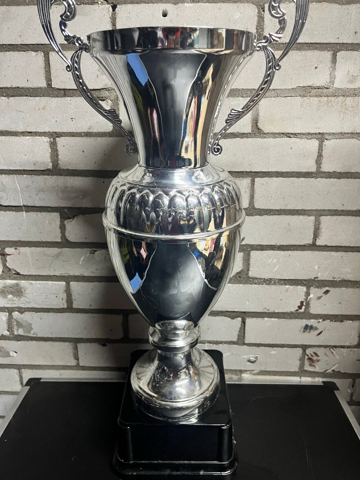 Grote Zilverkleurige Trofee met Handvatten en Voetstuk, Ophalen of Verzenden