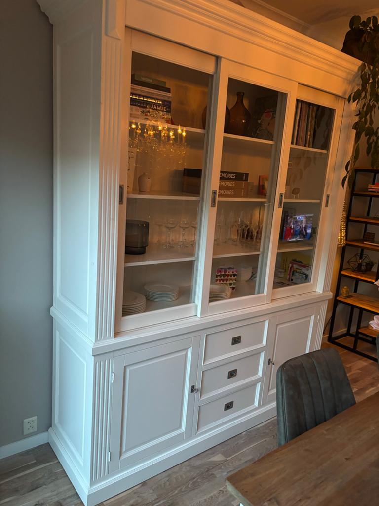 Witte buffetkast met glazen schuifdeuren en lades, Huis en Inrichting, Kasten | Buffetkasten, Ophalen, Gebruikt, 200 cm of meer