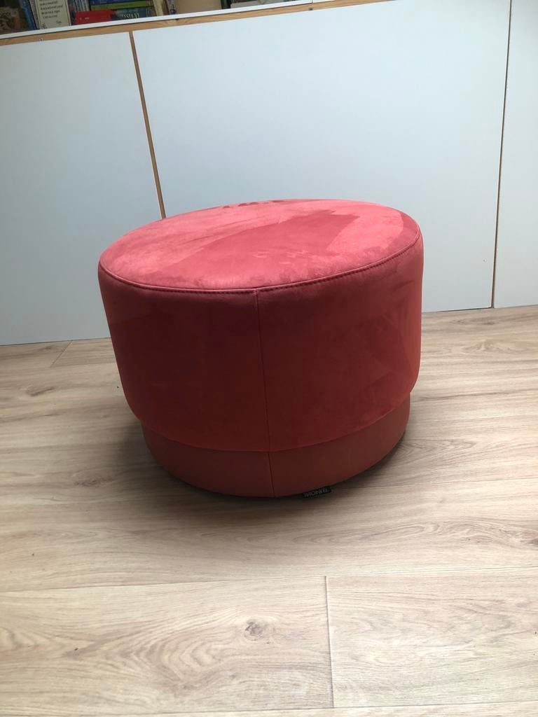 Mooie steenrode stoffen poef, amper gebruikt., Huis en Inrichting, Ophalen, Rond, Minder dan 50 cm, Zo goed als nieuw
