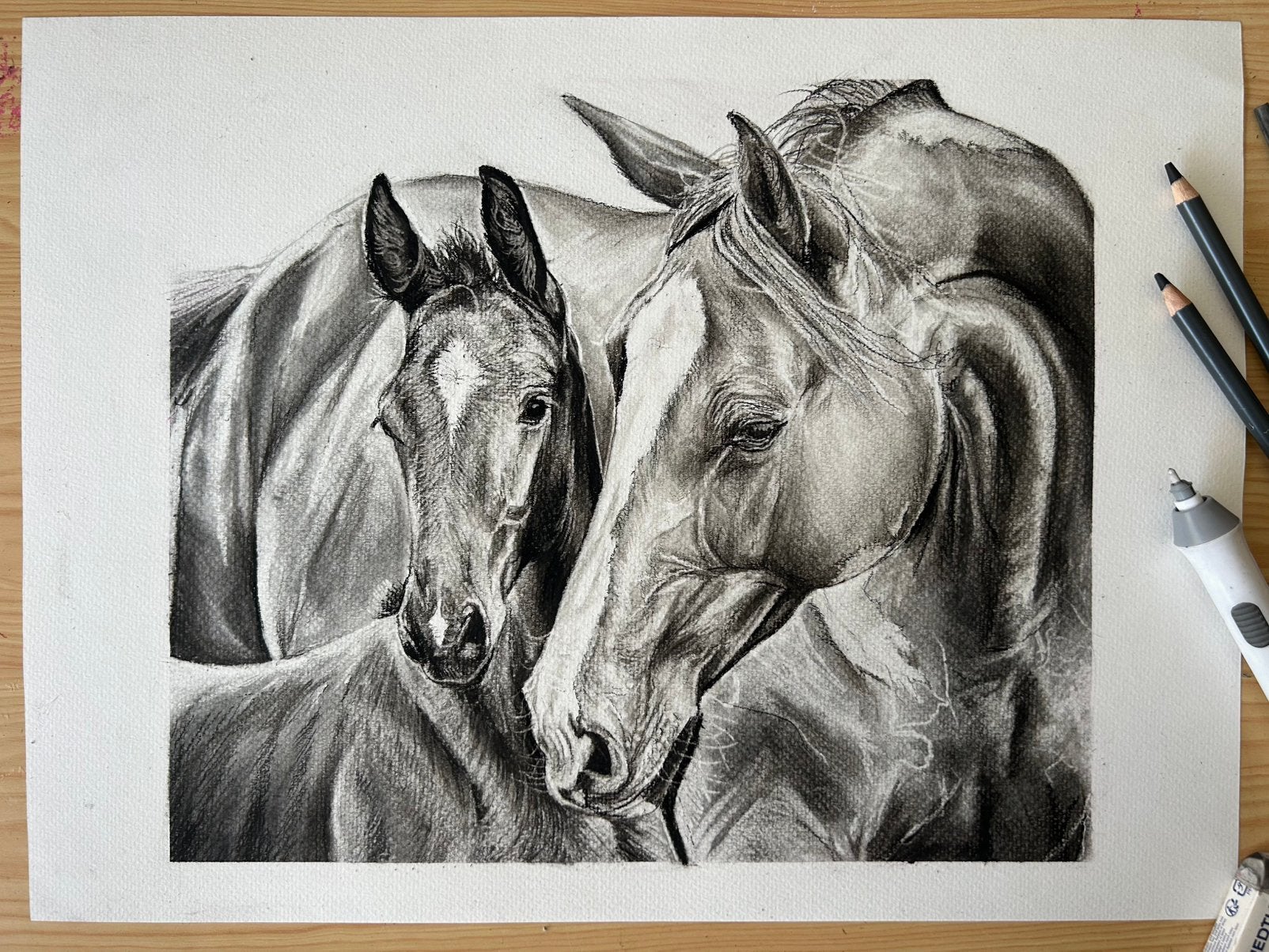 Houtskool tekening met lijst - merrie met veulen, Antiek en Kunst, Ophalen of Verzenden