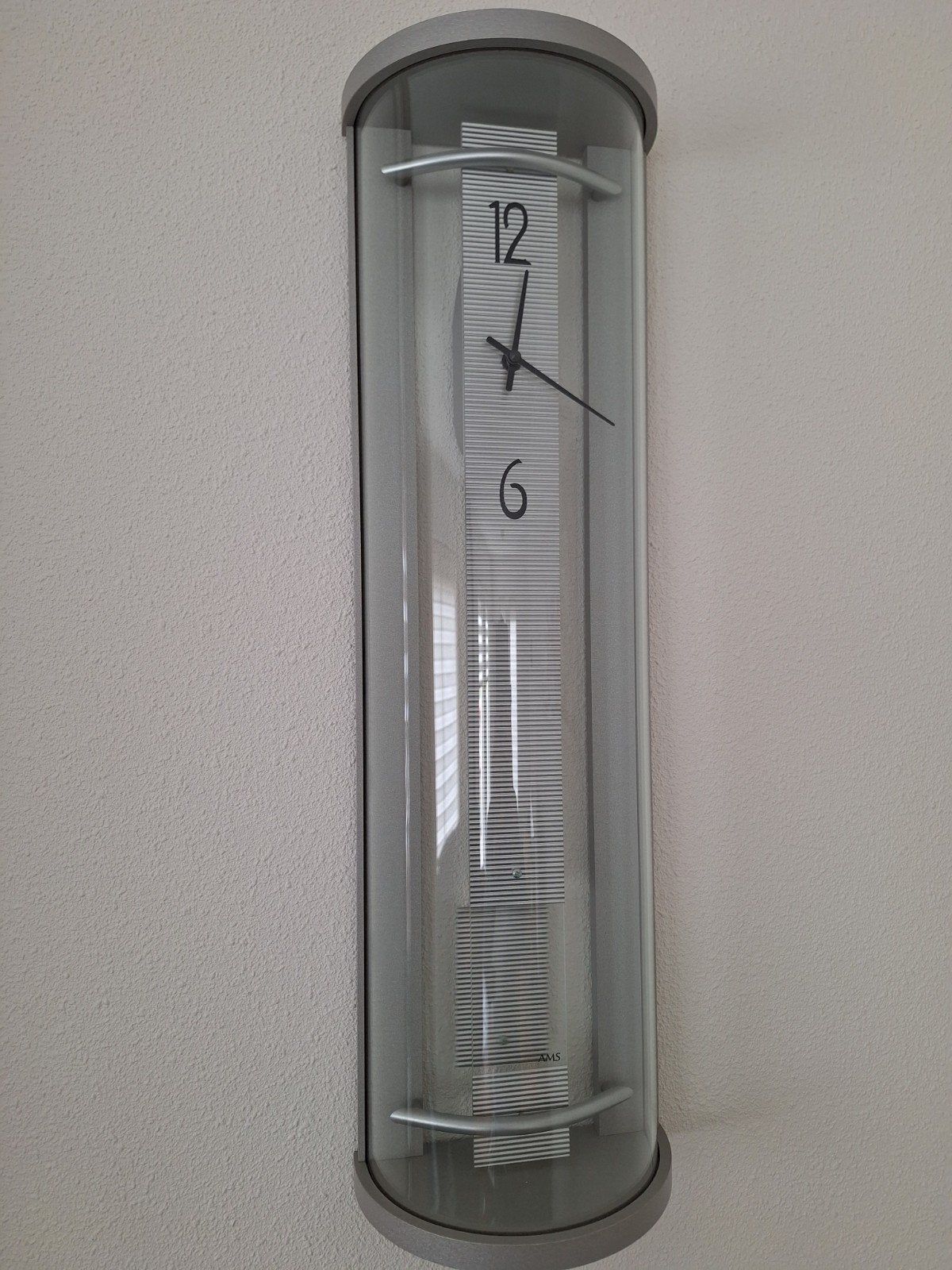 Moderne AMS wandklok - Zilverkleurig met glazen behuizing, Ophalen, Wandklok, Analoog, Zo goed als nieuw