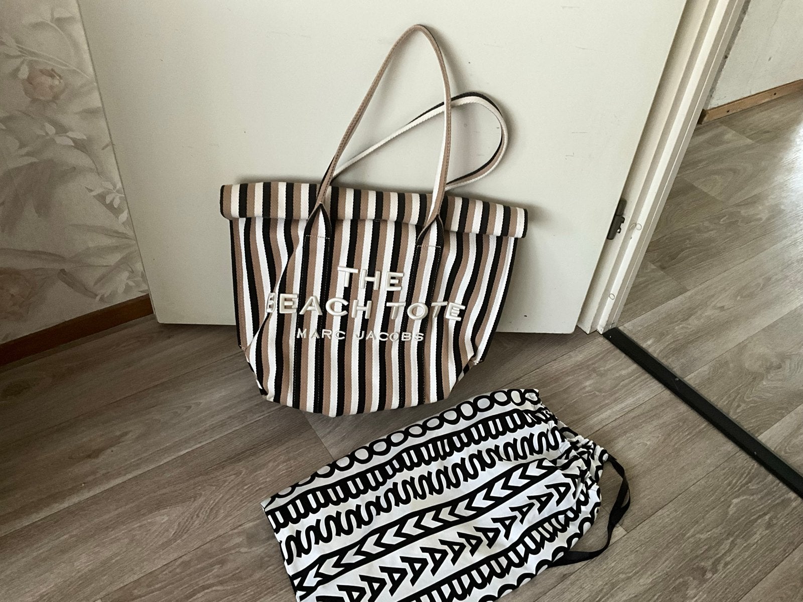 Marc Jacobs The Beach Tote gestreepte tas, Ophalen of Verzenden, Zo goed als nieuw, Zwart, Shopper
