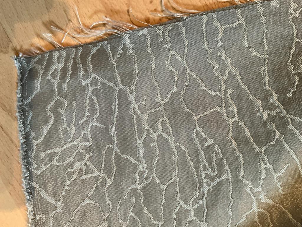Stof zilverkleurig lap is 4 meter 50 bij 1 meter 40, Hobby en Vrije tijd, Stoffen en Lappen, Overige kleuren, 120 cm of meer, Ophalen of Verzenden