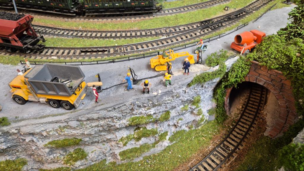 Wegwerkzaamheden arbeiders, graafmachine enz, Hobby en Vrije tijd, Modeltreinen | H0, Ophalen of Verzenden, Overige merken