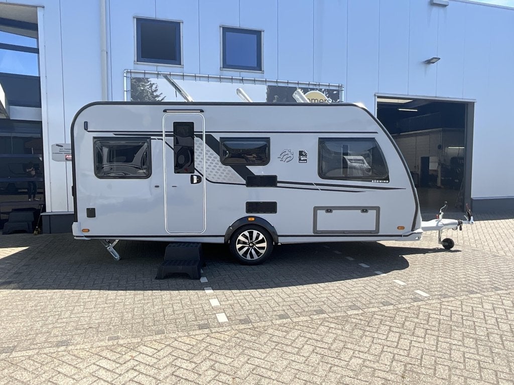Knaus Sudwind Black Selection 460 EU ENKELE BEDDEN-DESIGN, Caravans en Kamperen, Standaardzit, Bedrijf, Schokbreker, 5 tot 6 meter