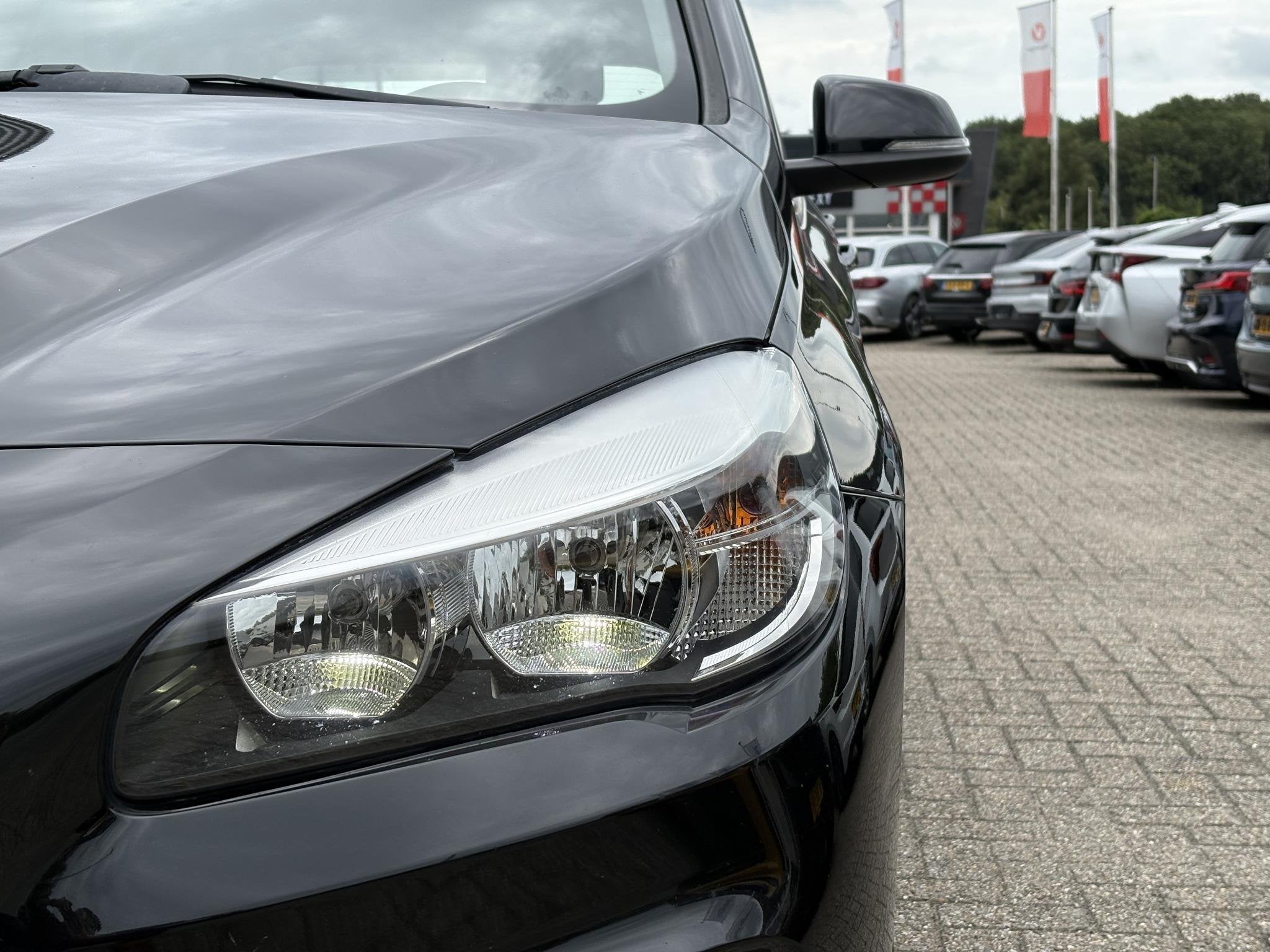 BMW 2-serie Active Tourer 218i Sport 136pk | Automaat | Park, Auto's, Gebruikt, Euro 6, LED verlichting, Zwart