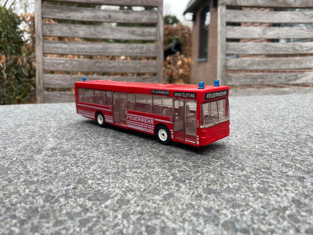 Siku 2927 - Mercedes O405 bus Brandweer, Hobby en Vrije tijd, Modelauto's | 1:50, Ophalen of Verzenden, Nieuw, Bus of Vrachtwagen