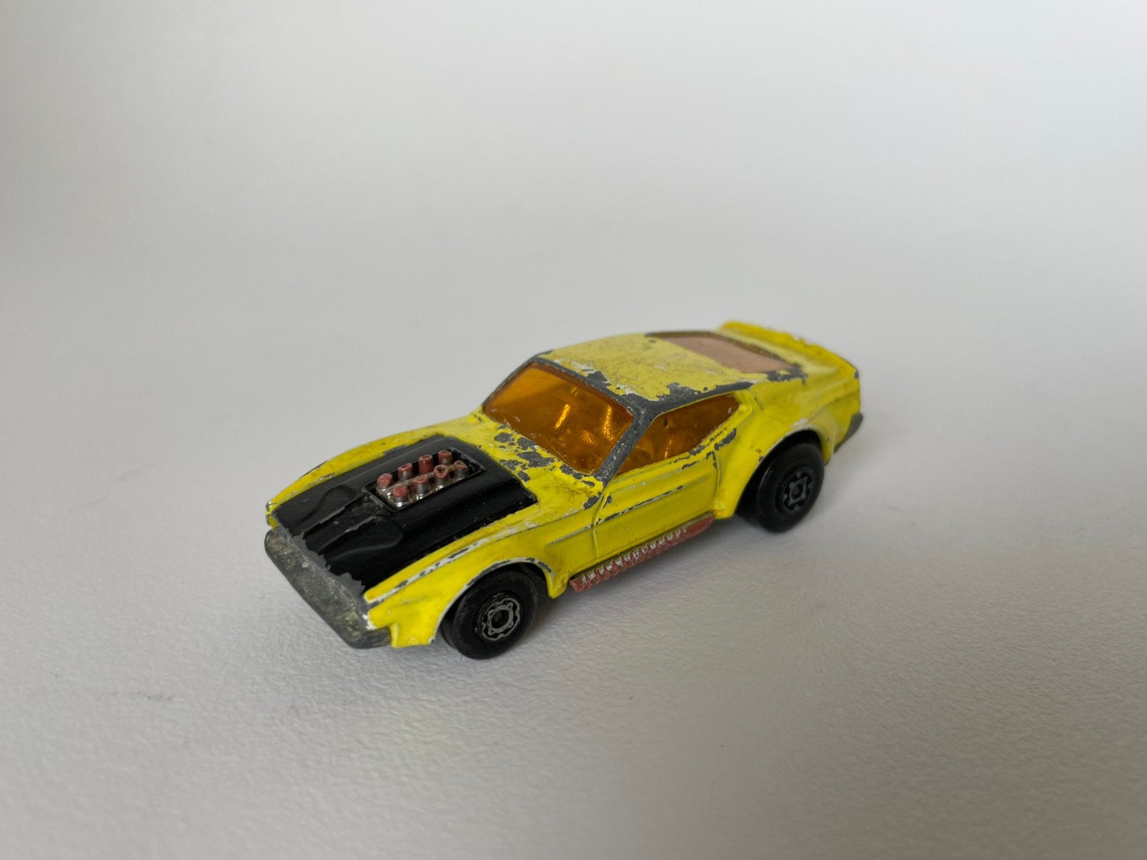model (Ford?) Boss Mustang, nr 44, geel zwart, 1/50 Matchbox, Ophalen of Verzenden, Gebruikt, Auto, Matchbox