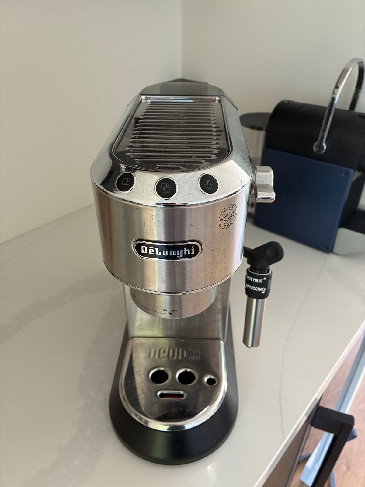 DeLonghi Dedica Style EC685.M Espressomachine, Ophalen, Afneembaar waterreservoir, Gebruikt, Espresso apparaat