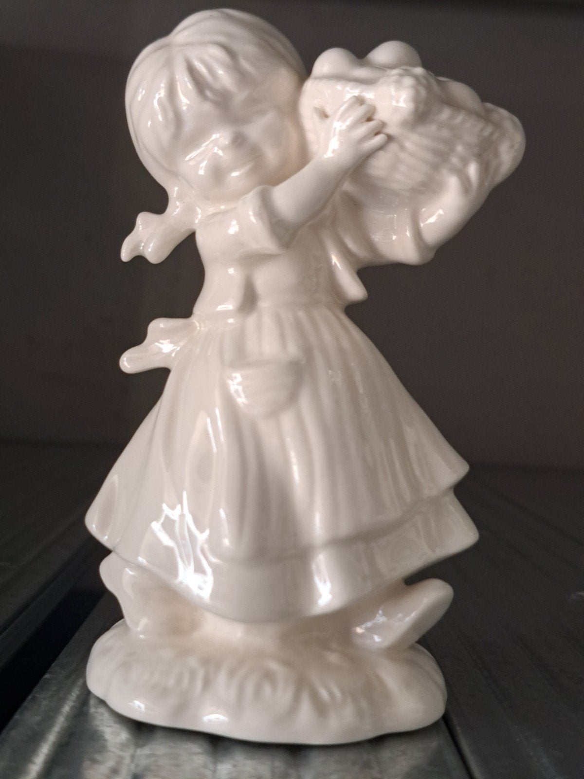 Goebel Meisje met mandje, 1978, Verzamelen, Ophalen of Verzenden, Zo goed als nieuw, Mens