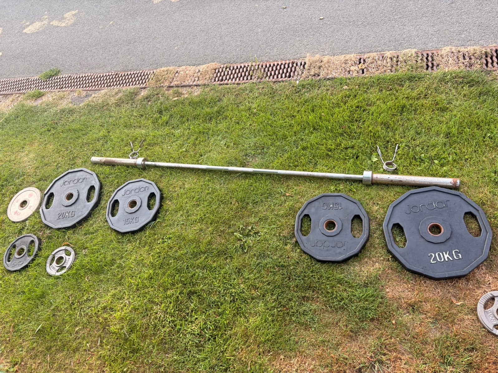 Olympische barbell 220cm 20 kg met 95kg aan schijven, Ophalen, Gebruikt, Benen, Halterstangen
