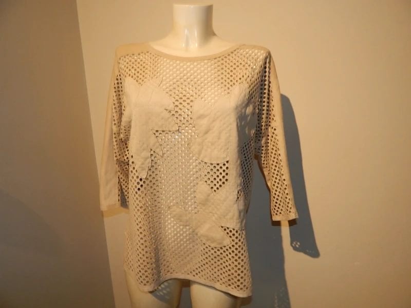 Marccain beige truitje open gewerkt voorkant bloemen N3