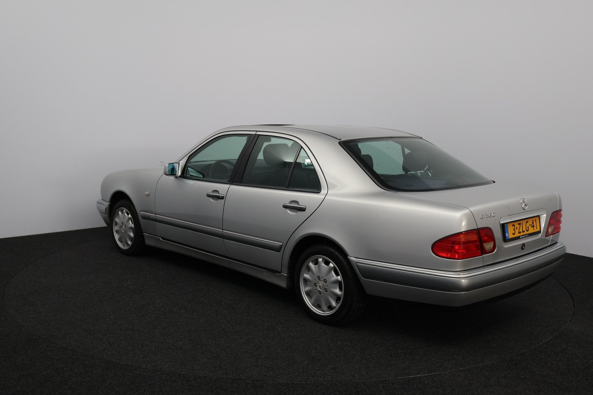 Mercedes-Benz E-Klasse 280 Classic A4/ 6-Cilinder!/ Automaat, Auto's, Automaat, Achterwielaandrijving, 194 pk, Mercedes-Benz