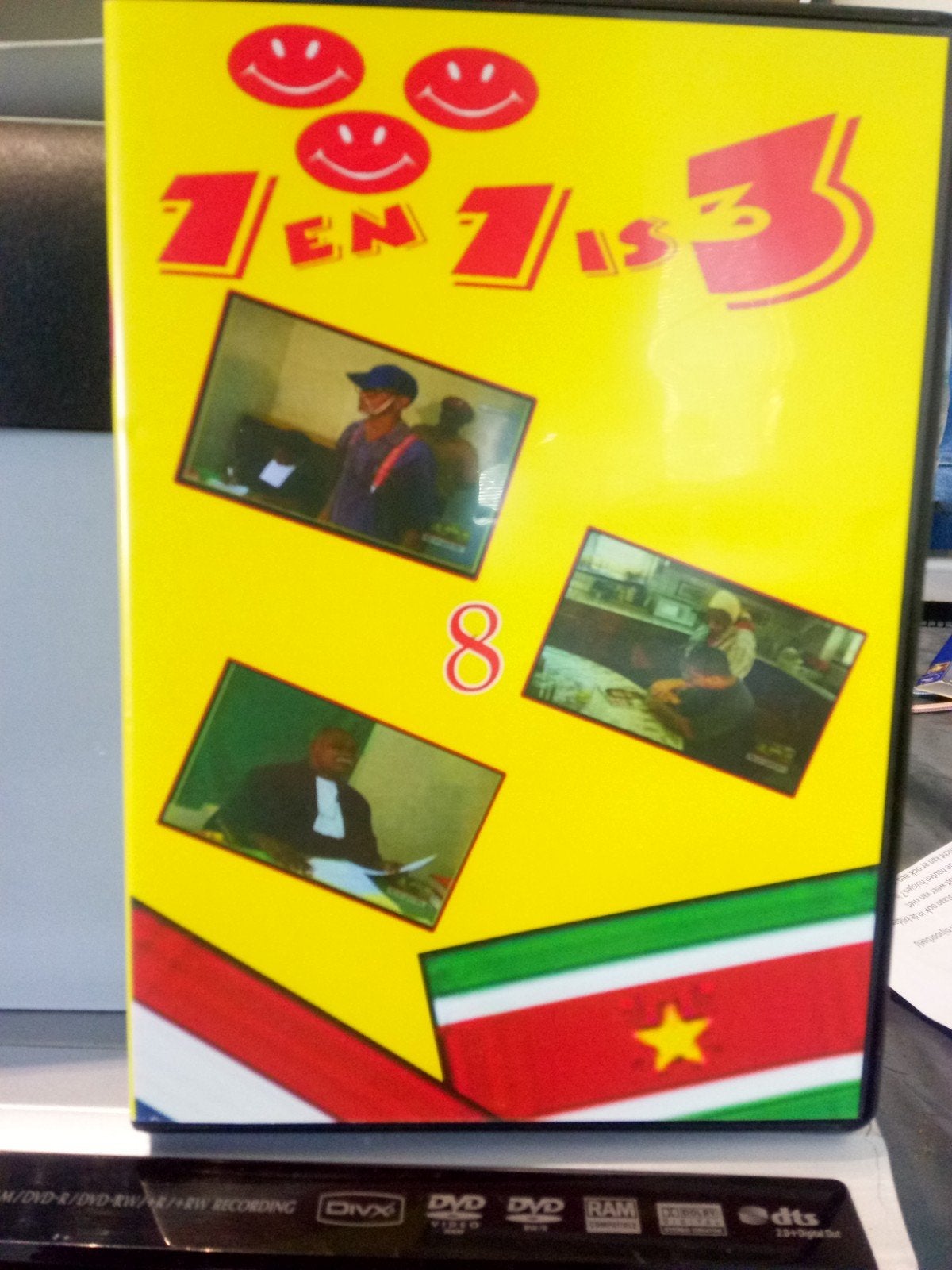 DVD: 1 en 1 is 3 - Surinaamse komedie, Alle leeftijden, Ophalen of Verzenden, Gebruikt, Inclusief doosje