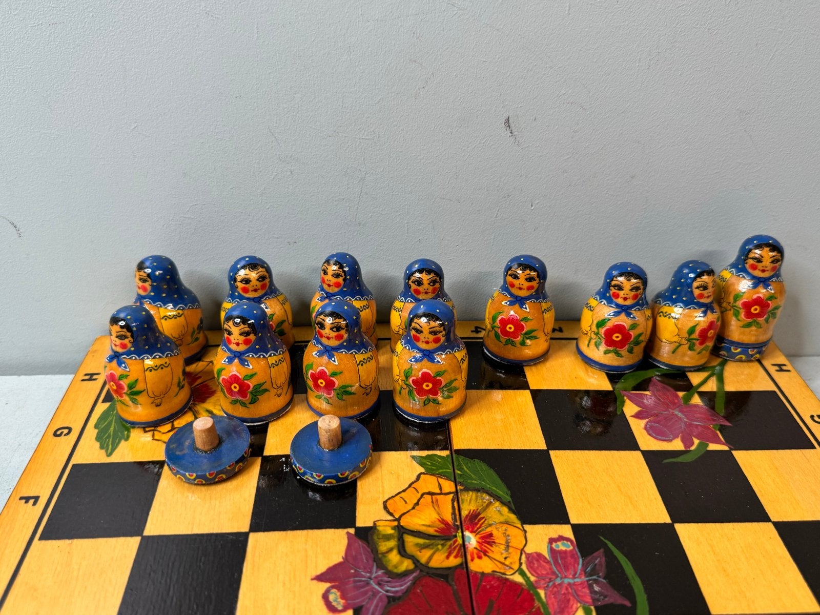 Uniek Schaakspel met Matroesjka Poppen - Handgeschilderd, Gebruikt, Een of twee spelers, ?, Reisspel