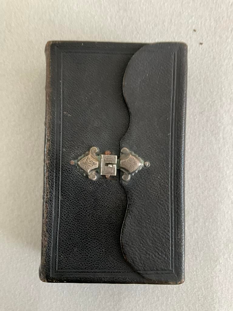 Bijbel met zilveren slot, en nog twee Bijbels zonder slot, Antiek en Kunst, Antiek | Boeken en Bijbels, Ophalen of Verzenden