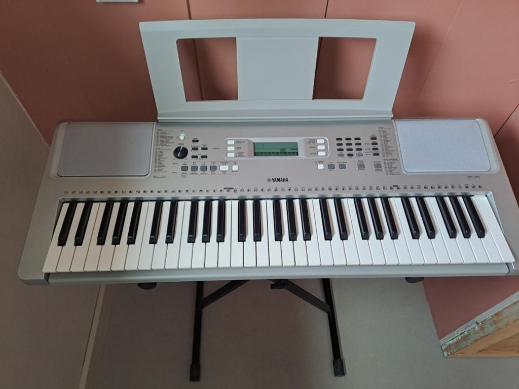 Yamaha YPT-370 Elektrische Piano met Standaard en Oplader, Ophalen, 61 toetsen, Yamaha, Zo goed als nieuw