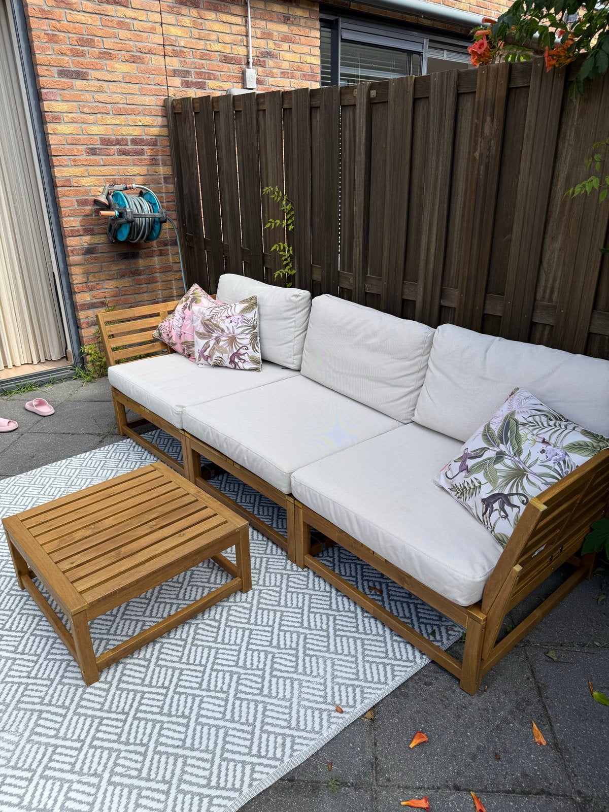 Houten loungeset met kussens en bijzettafel, Tuin en Terras, Ophalen, Gebruikt, 3 zitplaatsen, Loungeset
