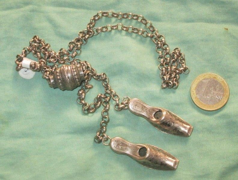 Zilveren breipen doppen aan ketting -slofjes naaigerei, Ophalen of Verzenden, Zilver