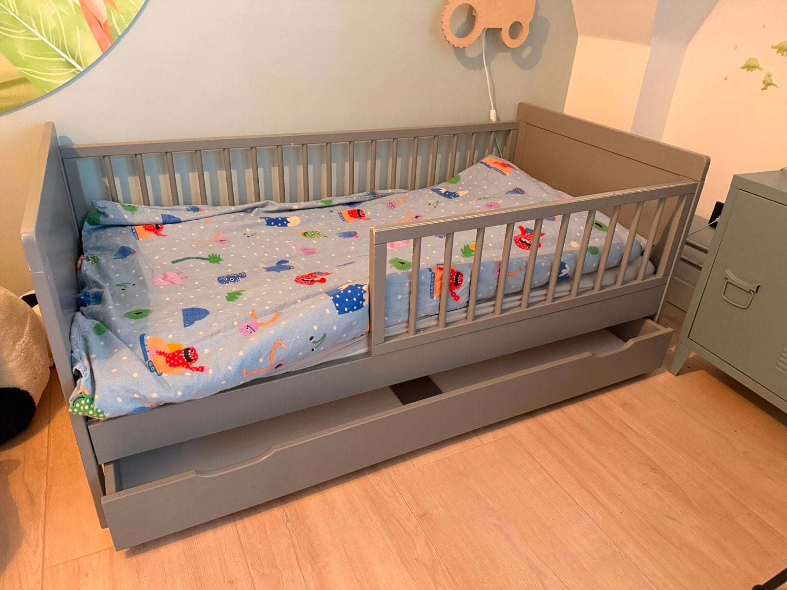 Peuterbed met lade van Petite Amélie - Grijs - 140x70 cm, Ophalen, Gebruikt, 70 tot 85 cm, 140 tot 160 cm