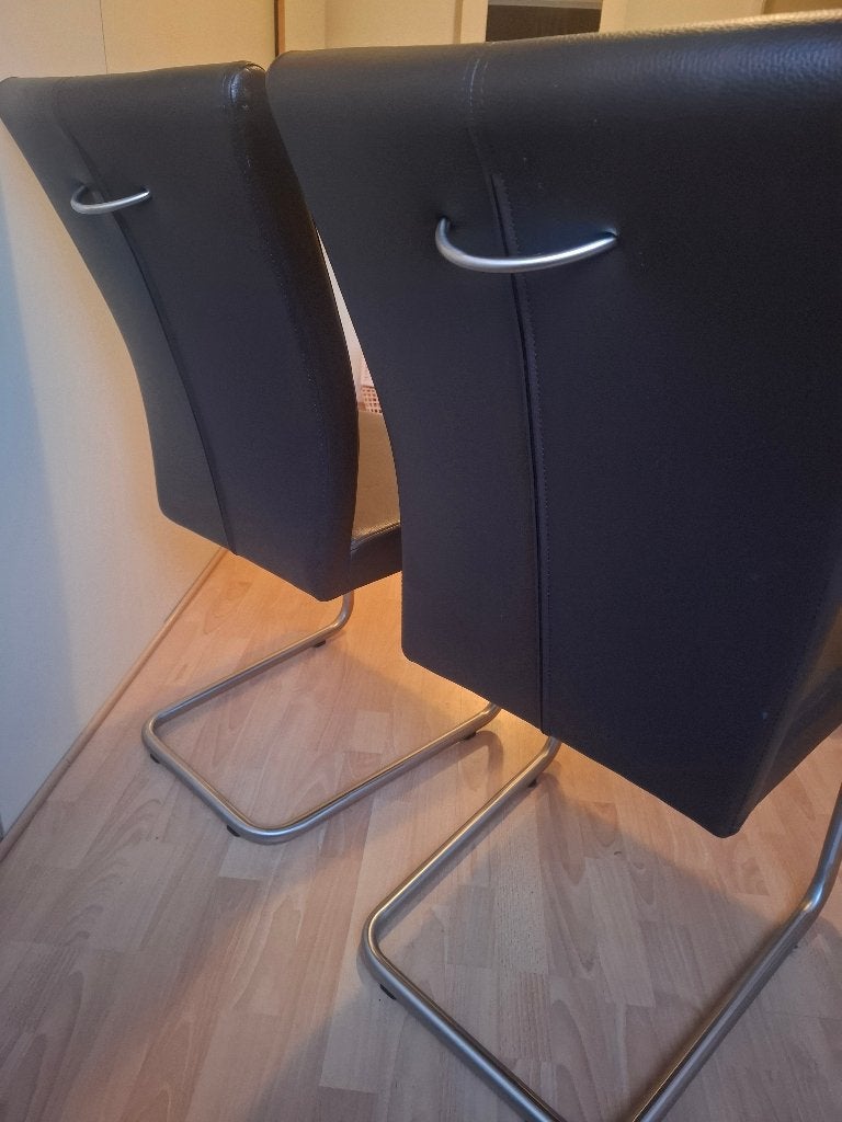 Twee lederen donkerbruin stoelen, Huis en Inrichting, Ophalen, Zo goed als nieuw, Bruin, Twee
