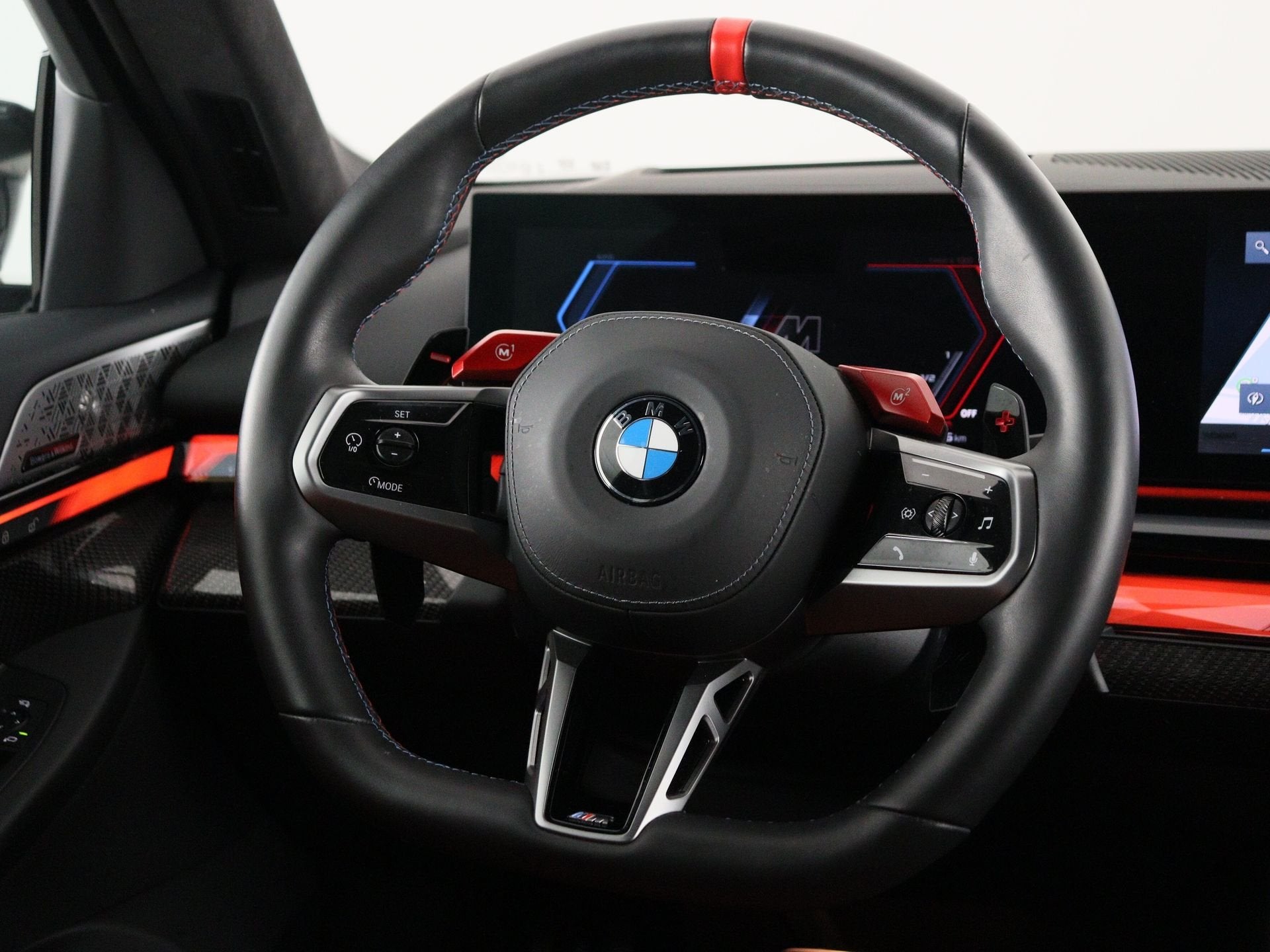 BMW M5 Sedan Accu SoH 100% (bj 2025, automaat), Auto's, Gebruikt, 4395 cc, Overige brandstoffen, Zwart
