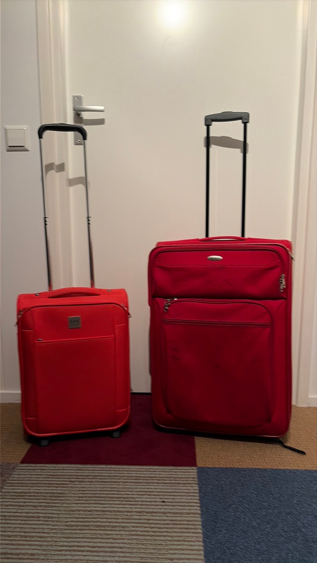 2 koffers. , waarvan 1 handbagage, Ophalen, Zo goed als nieuw, Hard kunststof, 50 tot 60 cm