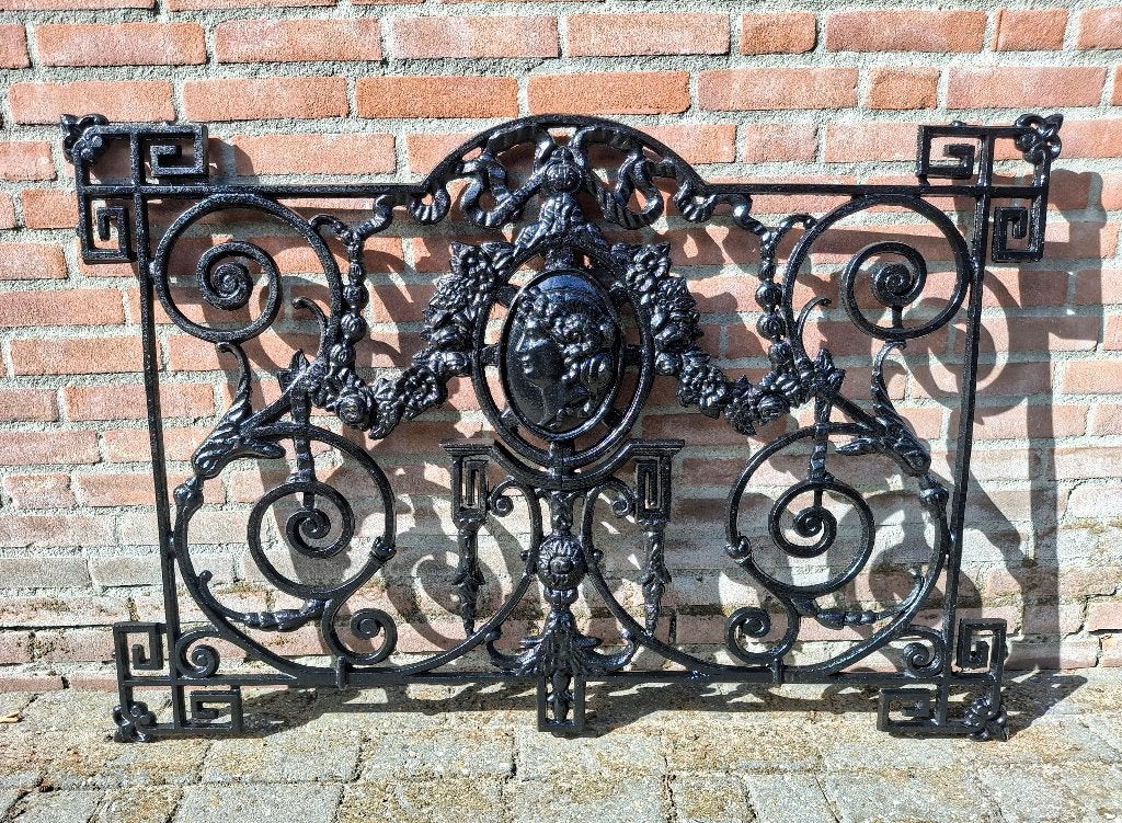 Franse gietijzeren balkonhek met medalion., Tuin en Terras, Tuinhekken en Hekwerk, Ophalen, Nieuw, IJzer, Sierhekwerk