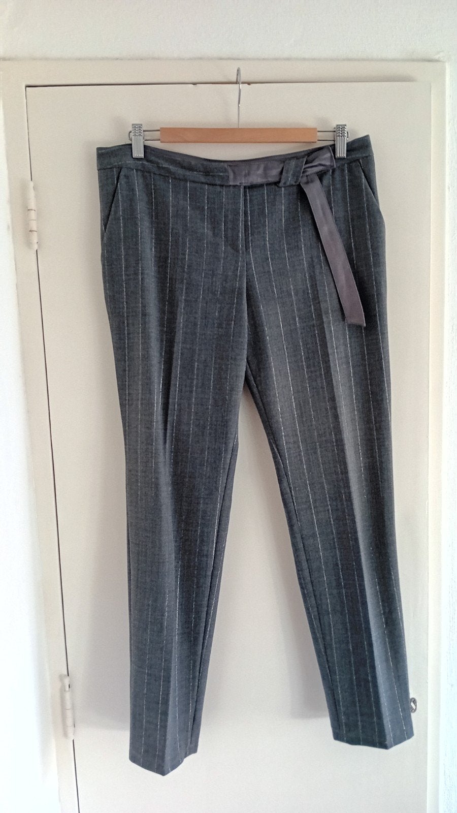 Marc Cain pantalon broek krijtstreep grijs zilver nr 3 = 38, Maat 38/40 (M), Ophalen of Verzenden, Zo goed als nieuw, Marccain
