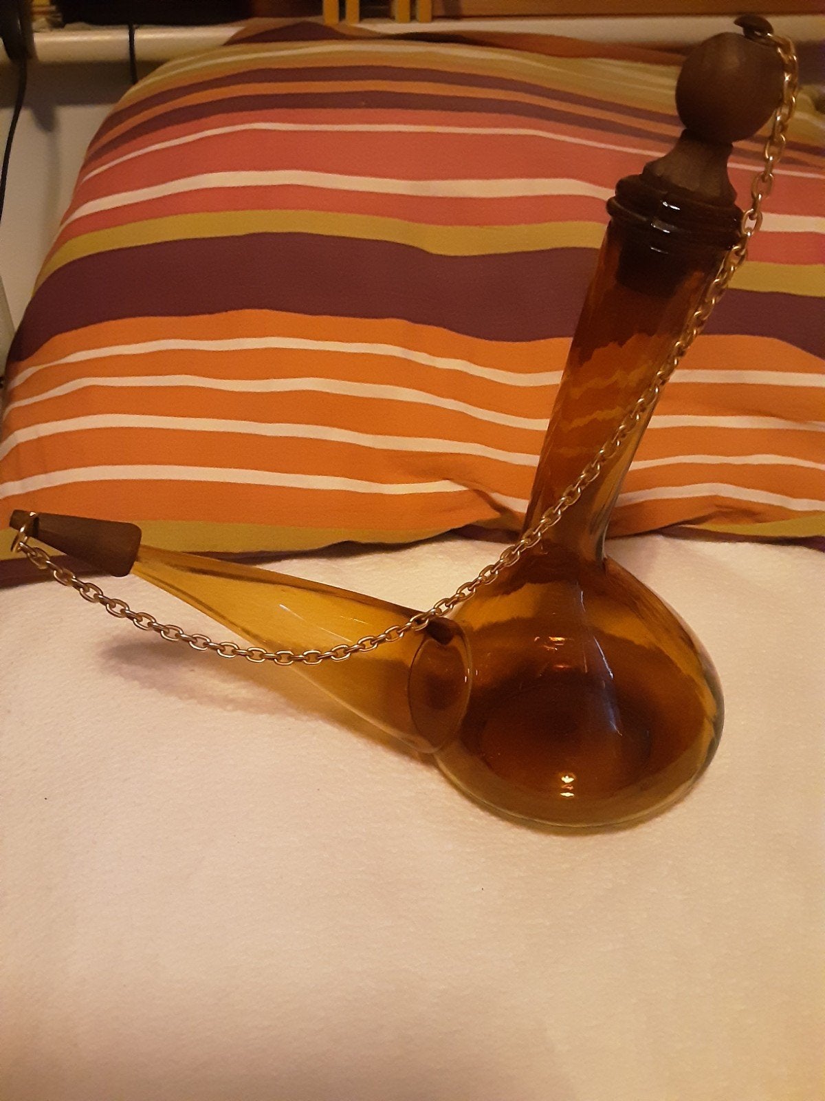 Vintage amberkleurige glazen schenker met ketting, Verzenden