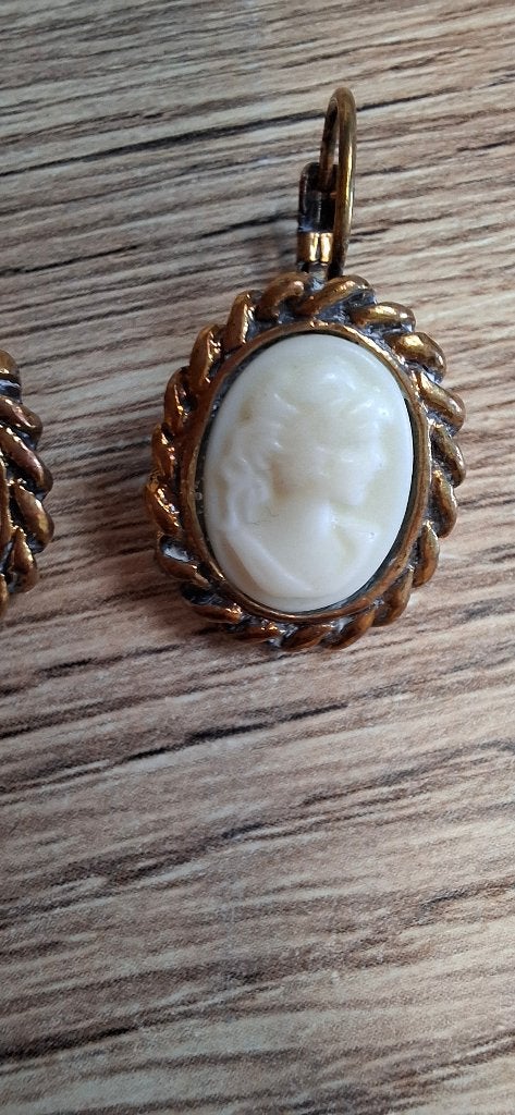 Vintage stijl kamee oorbellen Brons kleur Cameo, Overige materialen, Gebruikt, Beige, Onbekend