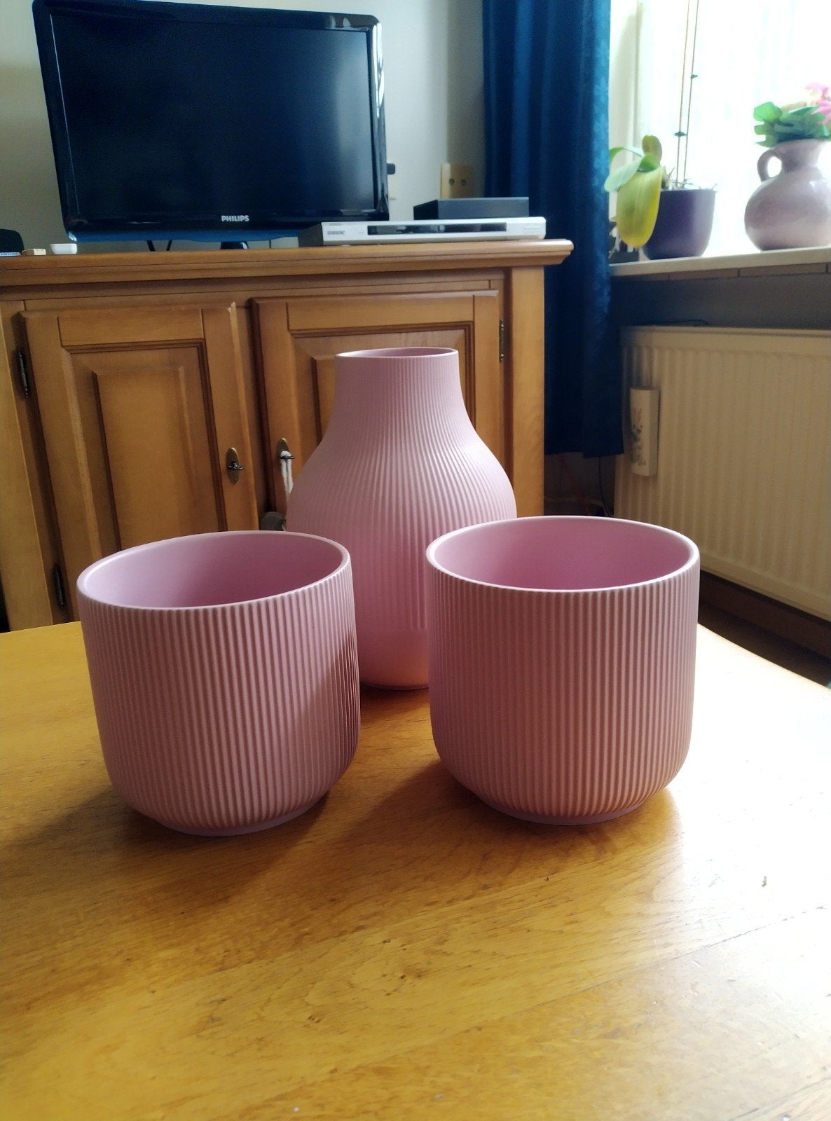 2 roze bloempotten en 1 roze vaas van Ikea, Ophalen, Rond, Aardewerk, Binnen