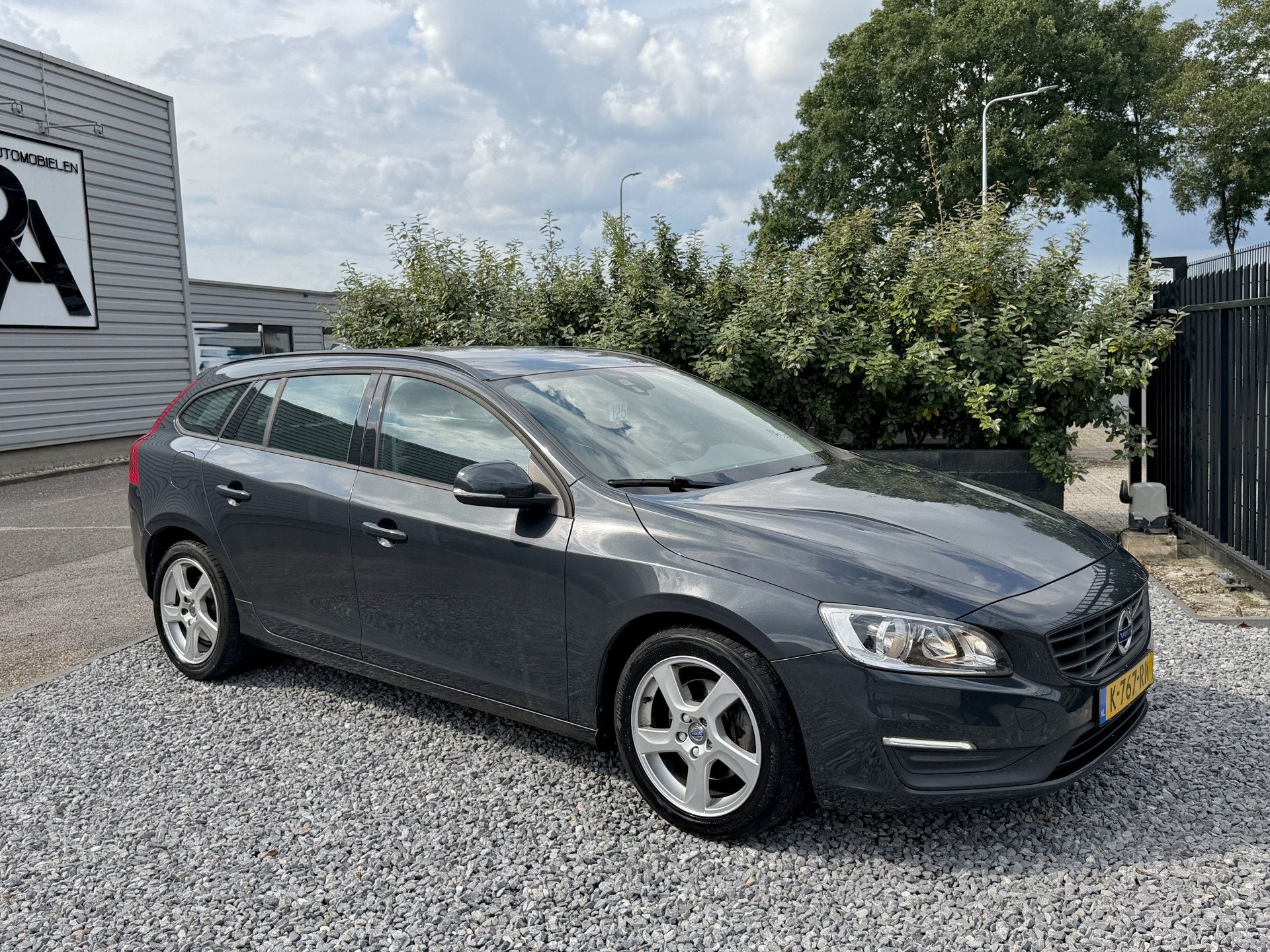 Volvo V60 2.0 D2 Kinetic Navi|PDC|Cruis|Media Grijs, Voorwielaandrijving, Stof, Gebruikt, Euro 6