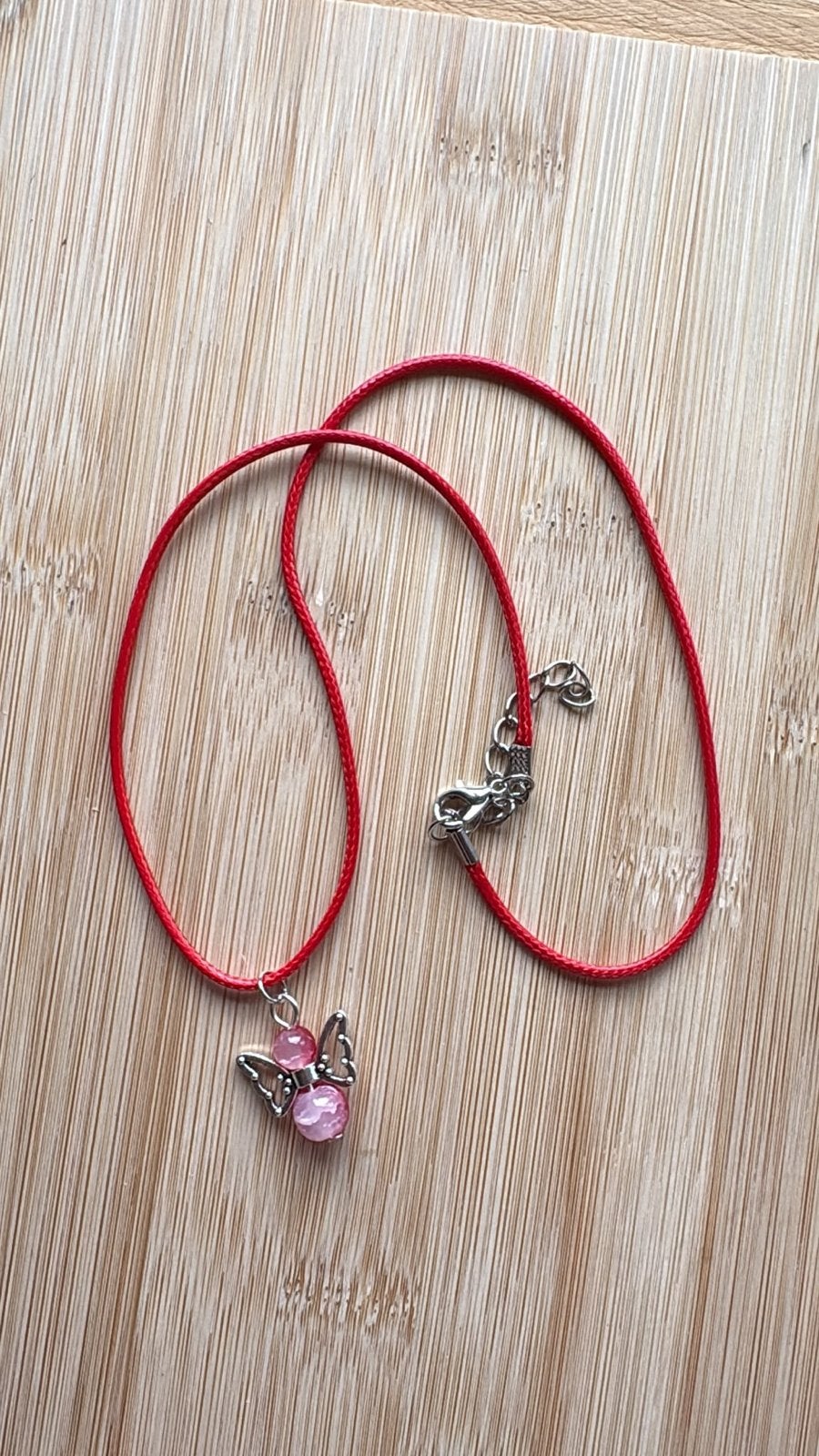 Nieuwe rode ketting met roze engel hanger, Sieraden, Tassen en Uiterlijk, Kettingen, Verzenden, Nieuw, Rood, Overige materialen