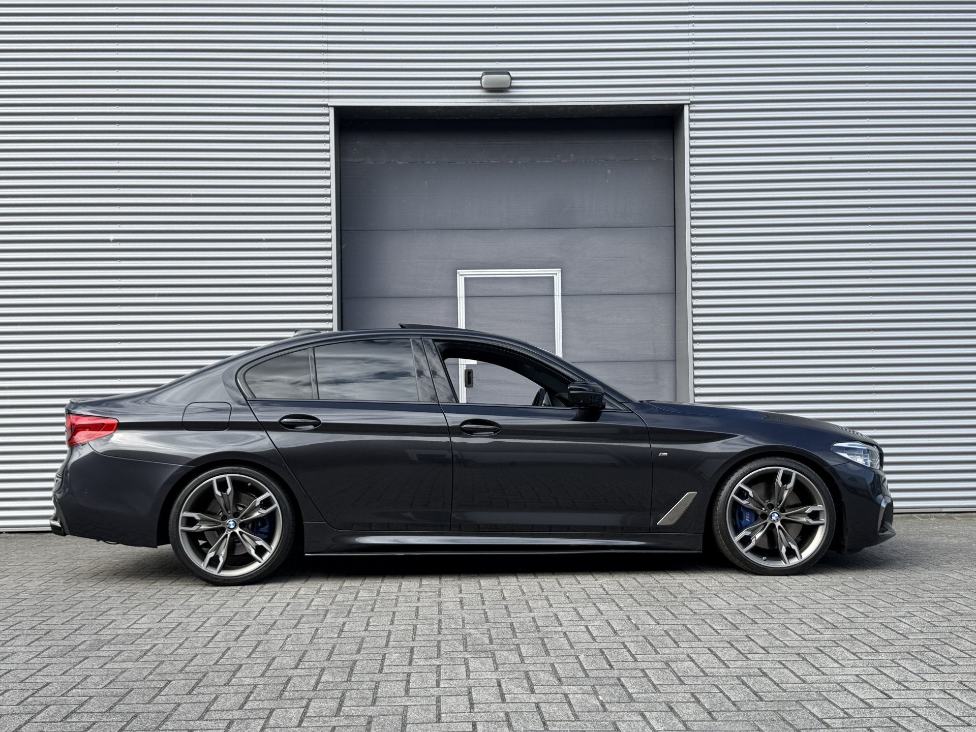 BMW 5 Serie M550i xDrive High Executive I Aut. I 463 PK I Le, Auto's, Automaat, Dealer onderhouden, Gebruikt, 2000 kg