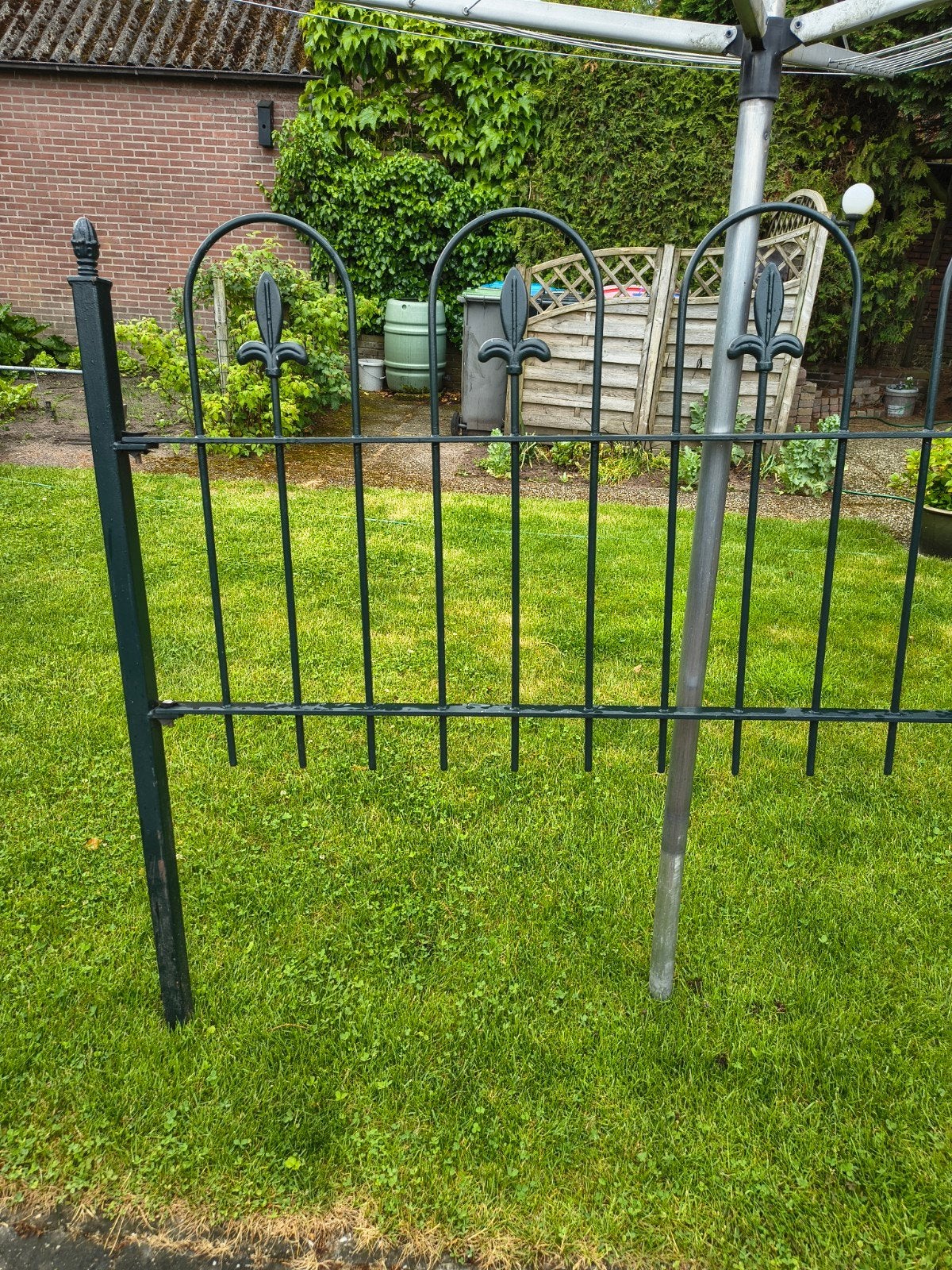 Zwaar groen metalen tuinhek met 2 eindpalen, Ophalen, Gebruikt, IJzer, Tuinhek