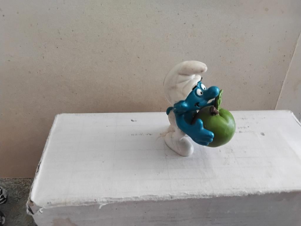 SMURF  MET  APPEL   SCHLEICH  VINTAGE  1982, Ophalen of Verzenden, Zo goed als nieuw