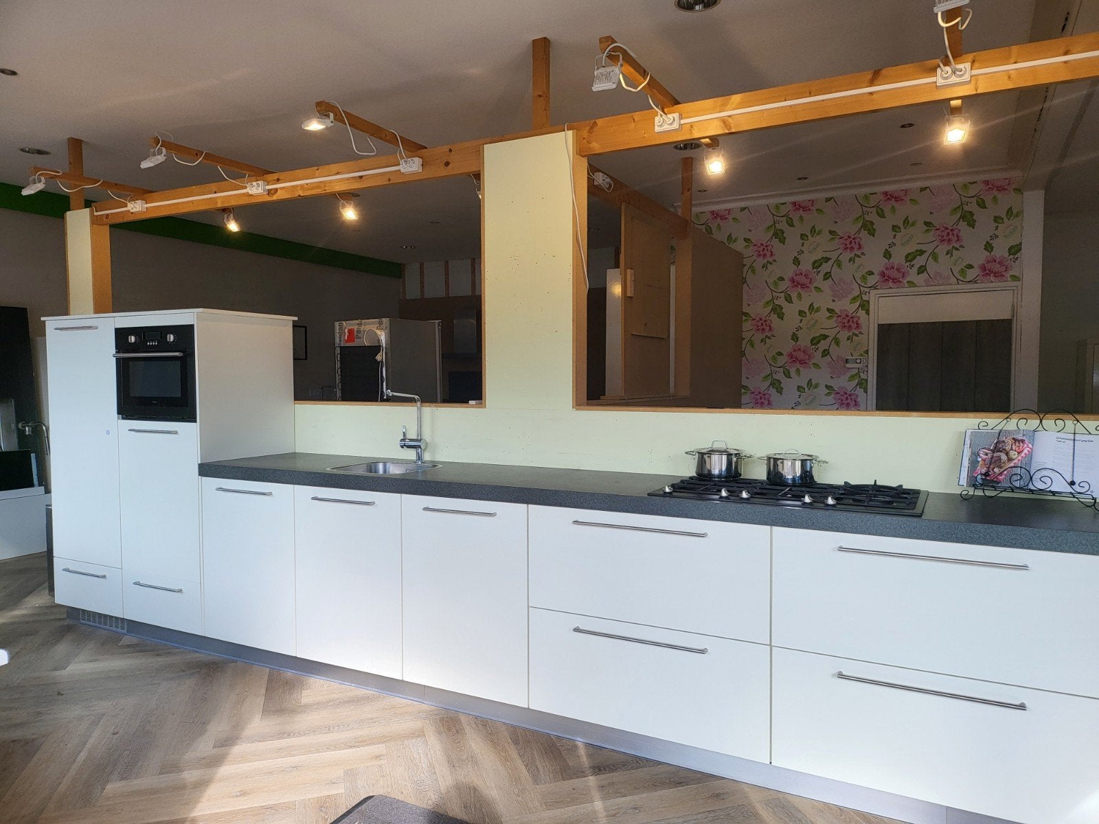 Moderne witte rechte keuken met inbouwapparatuur, Huis en Inrichting, Ophalen, Wit, Kunststof, Enkelwandige keuken