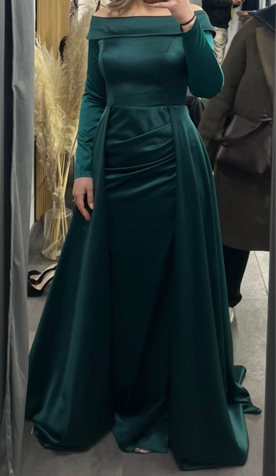 Elegante smaragdgroene avondjurk met off-shoulder hals, Kleding | Dames, Maat 38/40 (M), Nieuw, Ophalen of Verzenden, Onder de knie