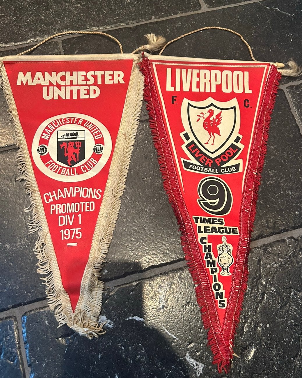 set vintage jaren “70 voetbalvaantjes Liverpool & Manchester, Ophalen of Verzenden, Gebruikt, Buitenlandse clubs, Vaantje of Sjaal