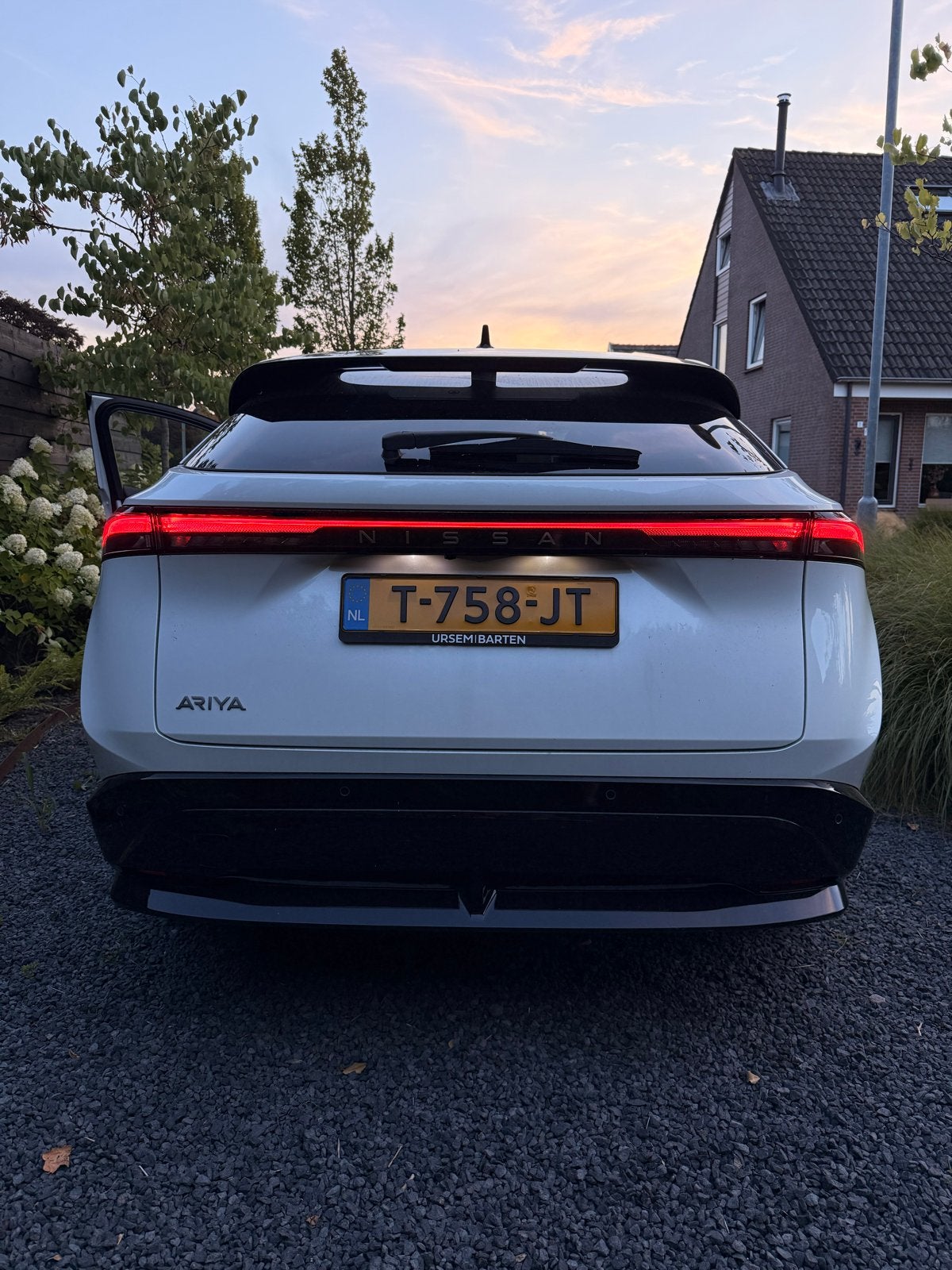 Nissan Ariya Wit-zw 91kWh TREKH Leer/alcantara BOSE 20k km, 750 kg, 61 pk, Wit, Origineel Nederlands