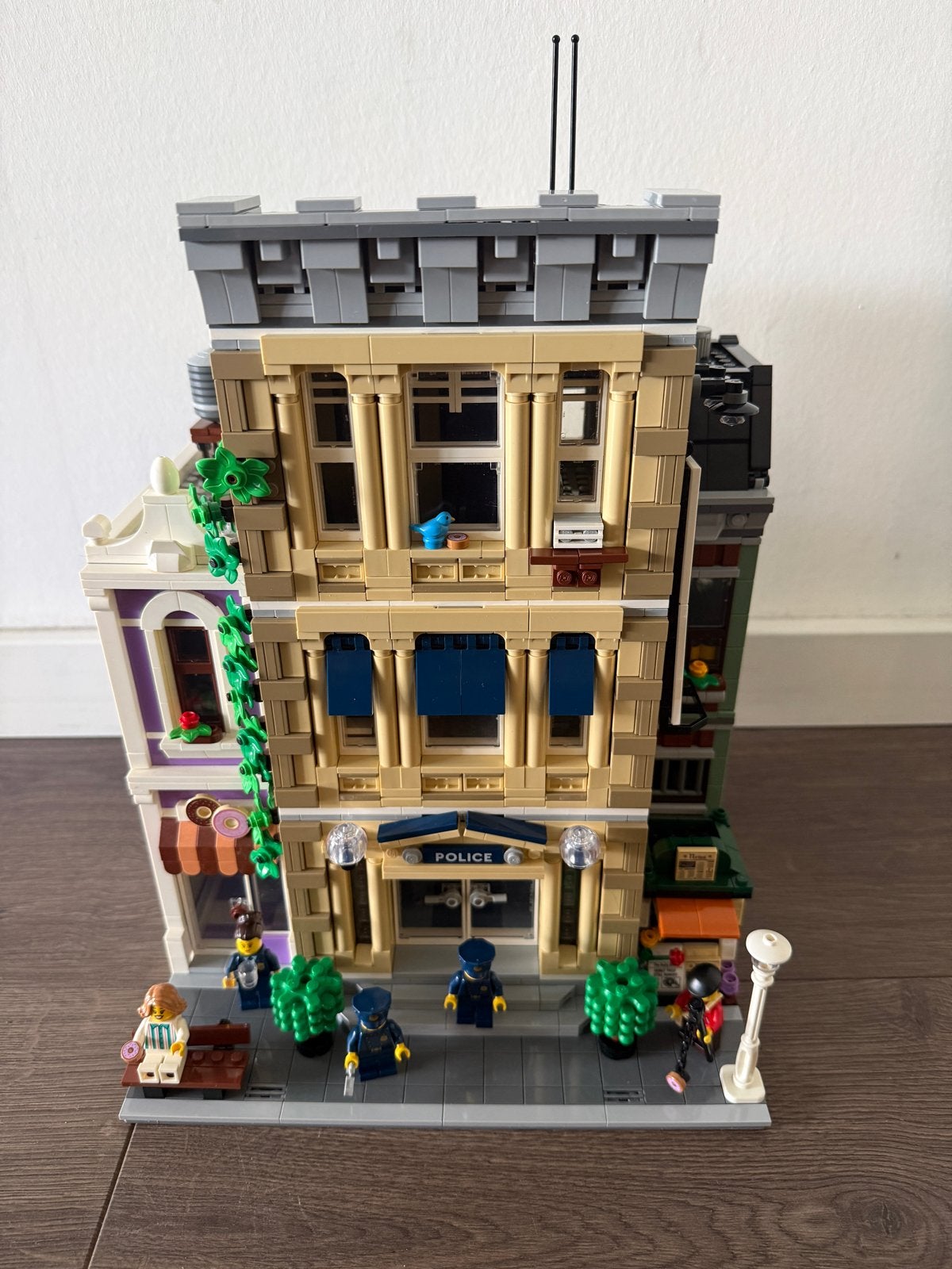 LEGO Policebureau 10278 - Zo goed als nieuw, Kinderen en Baby's, Speelgoed | Duplo en Lego, Zo goed als nieuw, Lego, Complete set