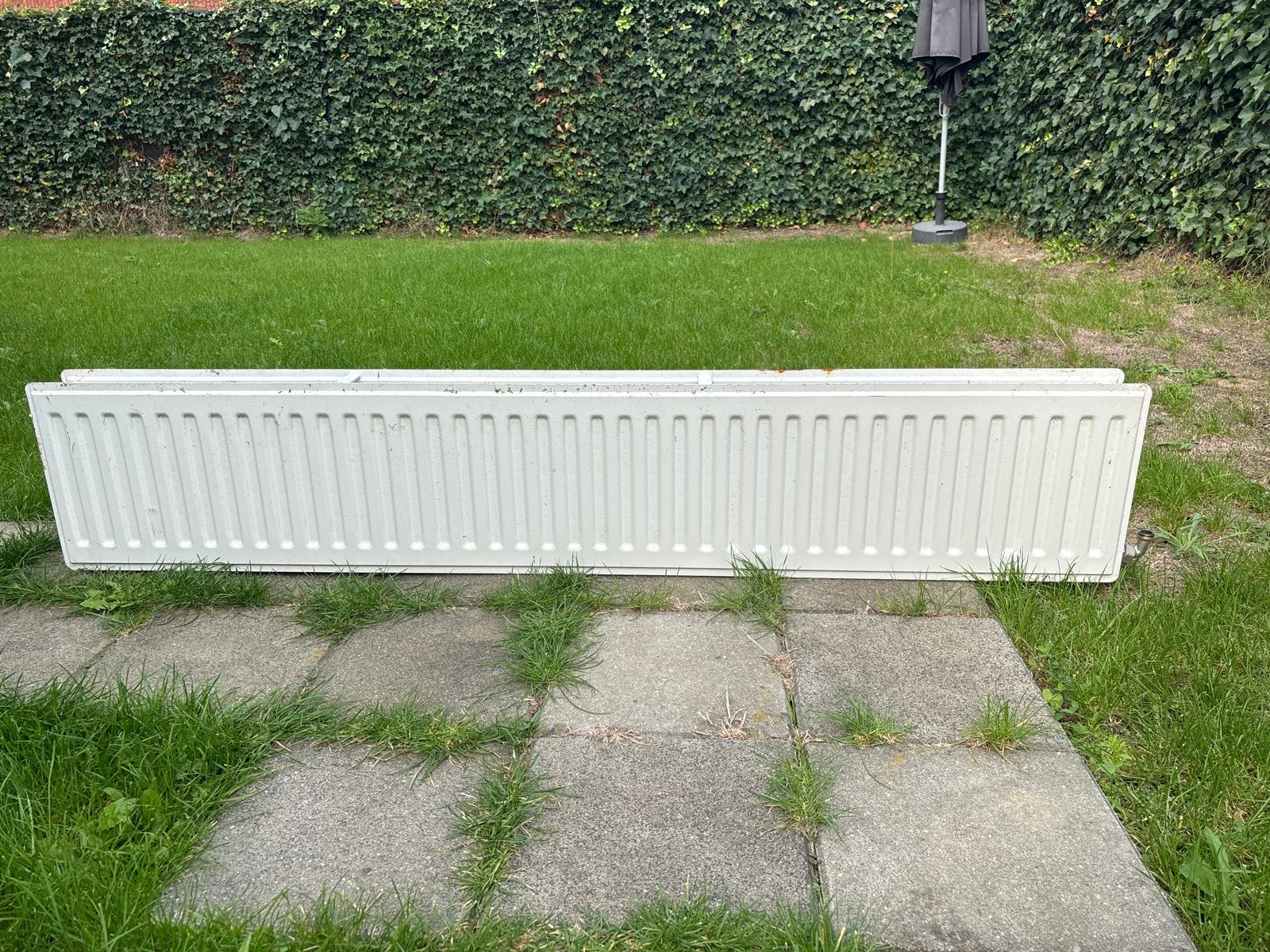 Lange radiator met ophangbeugels, Doe-het-zelf en Verbouw, Ophalen, 30 tot 80 cm, Gebruikt, Radiator
