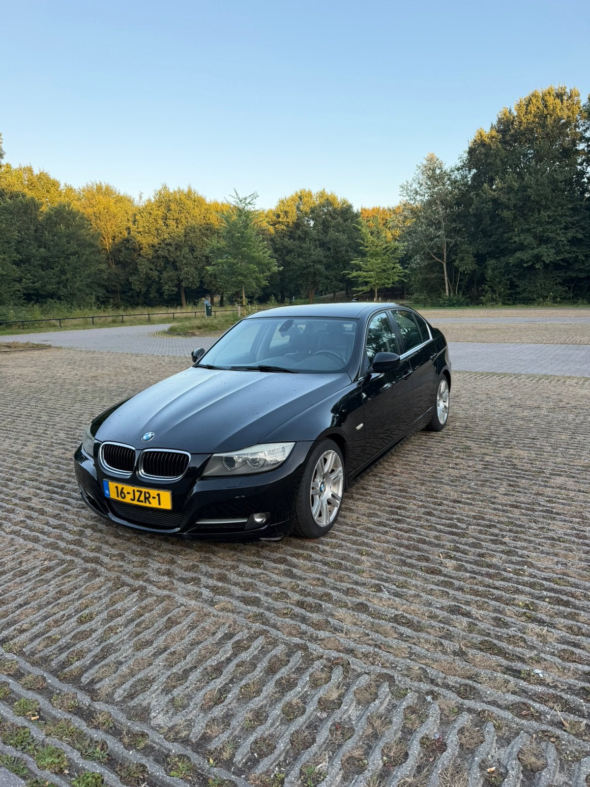 BMW 3-Serie 320i lci, 1345 kg, Achterwielaandrijving, 1995 cc, Zwart