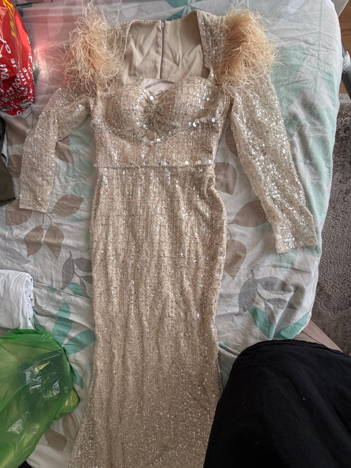 Prachtige Avondjurk met Pailletten en Veren, Kleding | Dames, Jurken, Beige, Ophalen of Verzenden, Zo goed als nieuw, Maat 36 (S)
