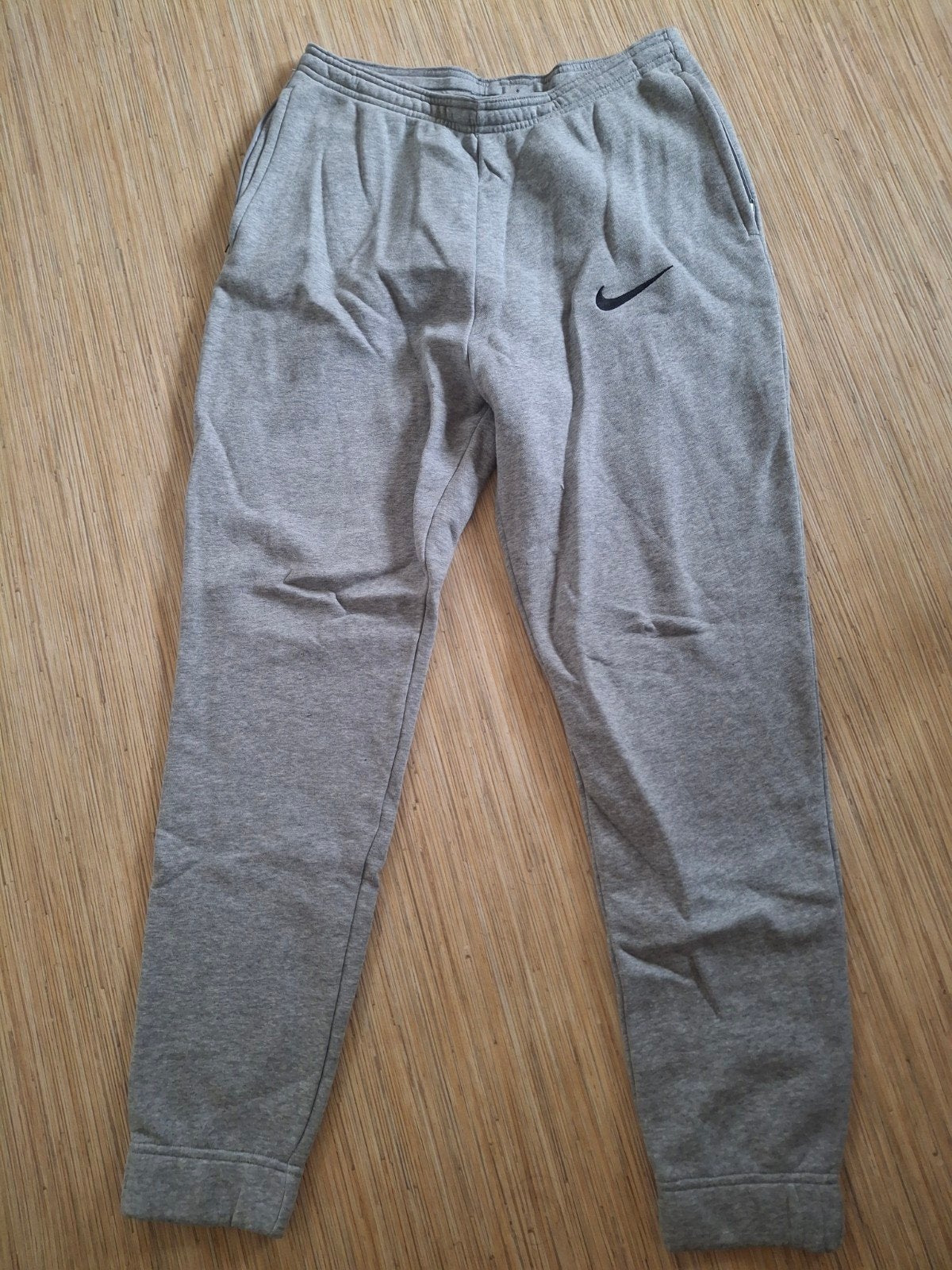 Nike joggingbroek maat M Nieuw, Kleding | Heren, Broeken en Pantalons, Nike, Nieuw, Grijs, Verzenden
