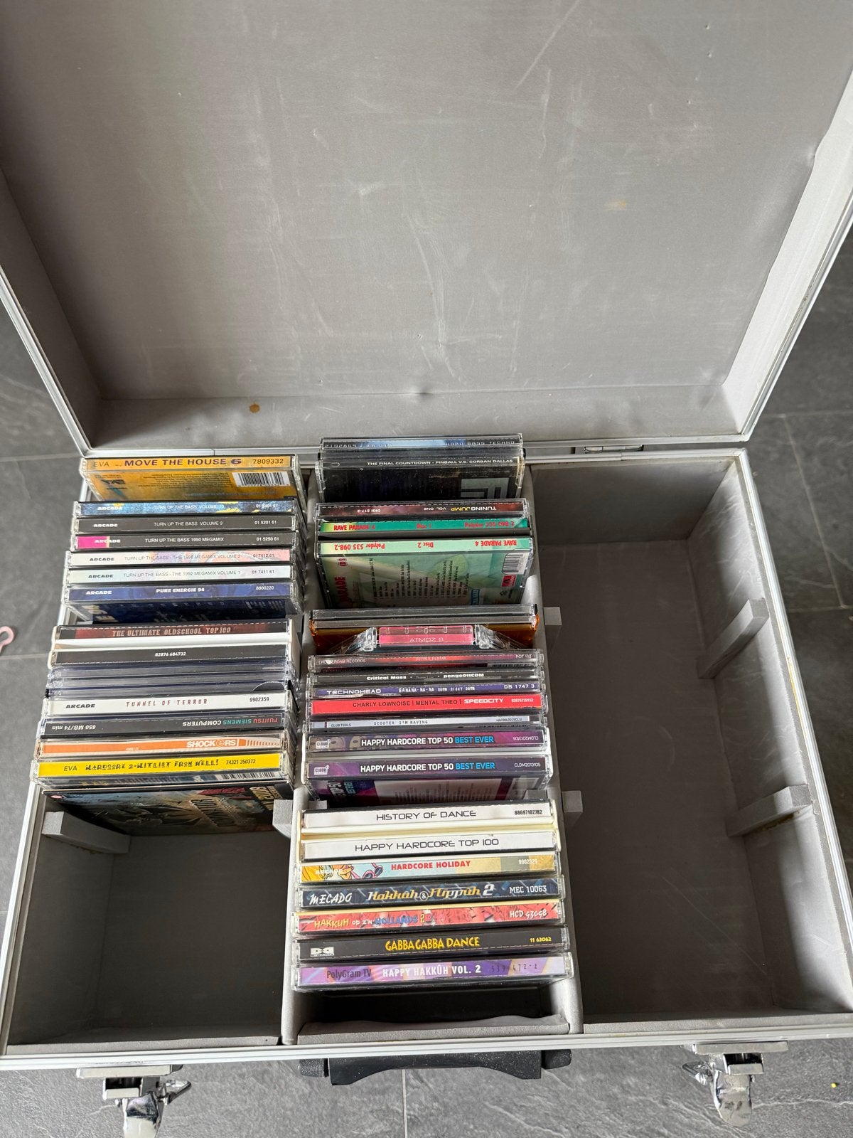 ULTIEME CD-Koffer 90s/00s Dance, Happy Hardcore & Oldschool, Ophalen, Gebruikt, Inclusief doosje, Boxset